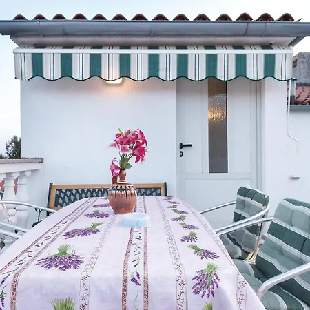아파트 3 Bedroom Lovely In Vodnjan